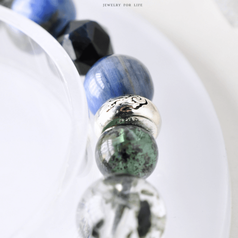 綠藍晶與銀飾細節 綠藍晶藍晶與銀色配件客製水晶手鍊近拍