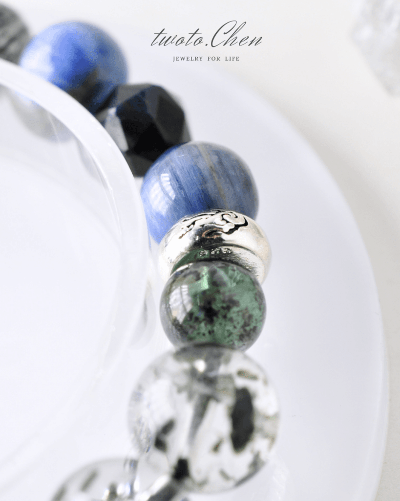 綠藍晶藍晶與銀色配件客製水晶手鍊近拍
